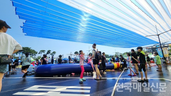전남 곡성군에서는 '2023 곡성 기차마을 아이스 페스티벌'을 29일부터 30일까지 섬진강 기차마을 플랫폼 광장에서 열렸다.