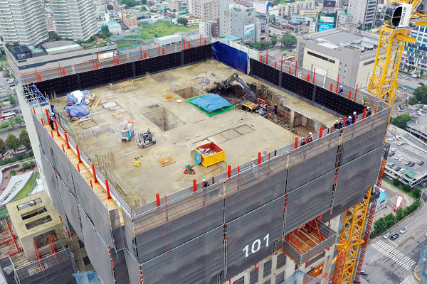 지난 7월 14일 오후 광주 서구 화정아이파크 101동 옥상에서 작업자들이 철거 작업을 하고 있다. [연합뉴스]