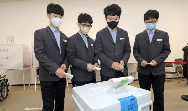 2022년 3월 4일 오전 대전시 서구 둔산동 대전시청에 마련된 사전투표소에서 만 18세 고등학생이 투표하고 있다. [연합뉴스]