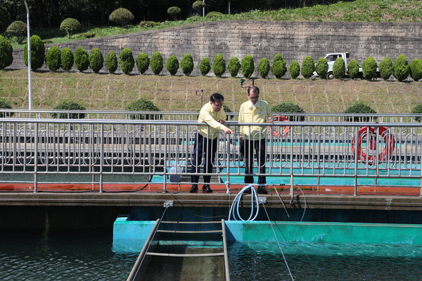 홍남표 창원시장이 석동정수장을 방문해 깨끗한 물, 안전한 수돗물 생산 공급을 위한 정수처리 공정 과정을 점검했다.[창원특례시 제공]