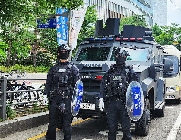 지난 6일 경기 수원시 수원역 일대에 경찰특공대와 장갑차가 배치돼 있다. [연합뉴스]