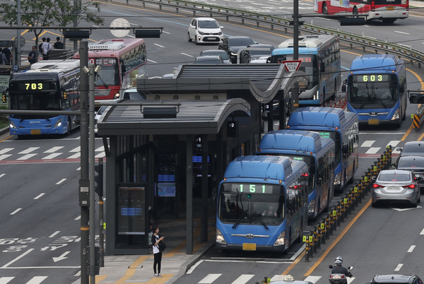 서울시 버스 기본요금이 오는 12일부터 일제히 오른다. 사진은 숭례문 인근에서 버스들이 정차해 있는 모습. [연합뉴스 자료사진]