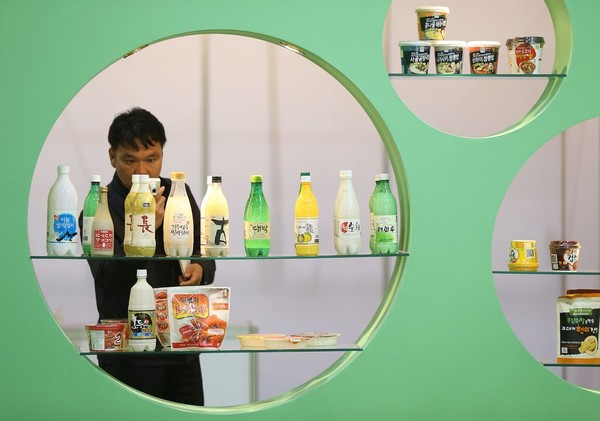 '2013 쌀 가공식품산업대전'에서 한 관람객이 막걸리 사진을 찍고 있다. [연합뉴스]