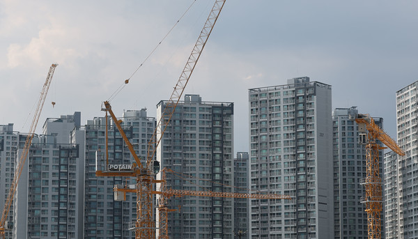 올해 들어 새 아파트 청약 경쟁률이 2개 분기 연속 상승했다. 사진은 서울의 한 재건축 단지에서 작동 중인 크레인 모습. [연합뉴스]