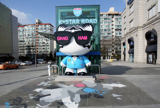 서울 한류스타거리(K-Star ROAD)설치된 아트 토이들은 한류를 이끄는 케이팝(K-POP) 아이돌과 인형(Doll)의 의미를 담아 '강남돌(GangnamDol)'로 이름 붙였다. [연합뉴스]