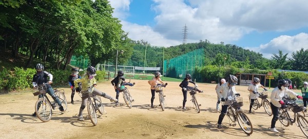 서울 은평구는 내달 11일부터 증산체육공원에서 '은평구민 자전거교실'을 운영한다.사진은 올 상반기 교육 모습 [은평구 제공]