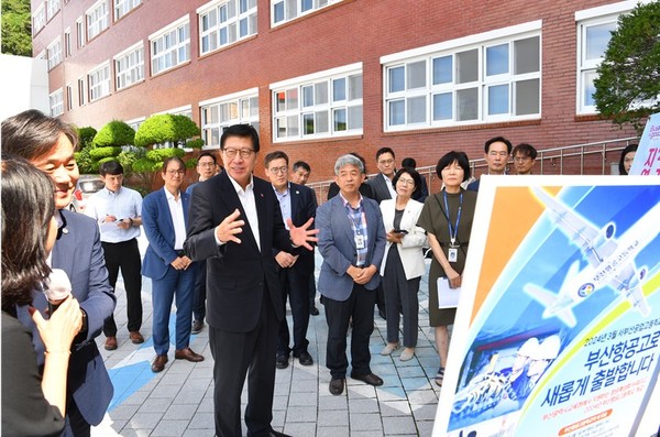 박형준 부산시장이 5일 서부산 현장회의에 앞서 서부산공업고등학교를 방문했다.[부산시 제공]