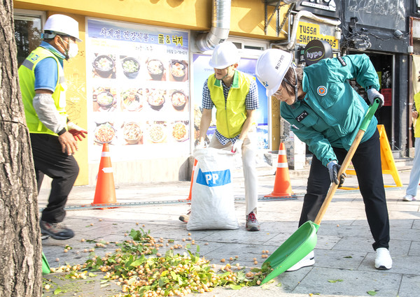 박희영 용산구청장이 녹사평역 광장 일대 은행나무 열매 제거 작업에 참여했다. [용산구 제공]