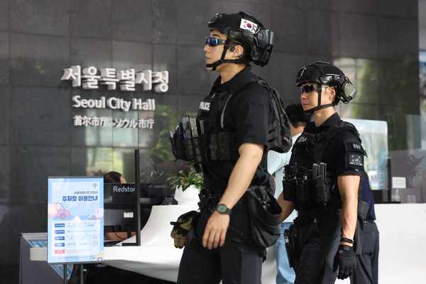 지난 8월 14일 오전 경찰특공대원들이 폭발물 수색을 위해 서울 중구 서울시청에 출동해 있다. [연합뉴스]