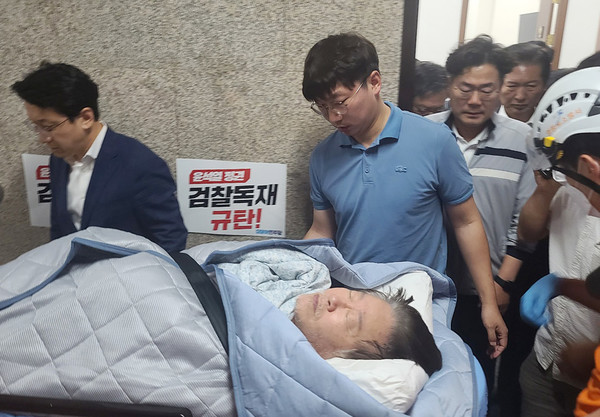 단식 중이던 더불어민주당 이재명 대표가 18일 건강이 악화돼 국회에서 병원으로 후송되고 있다. [연합뉴스]