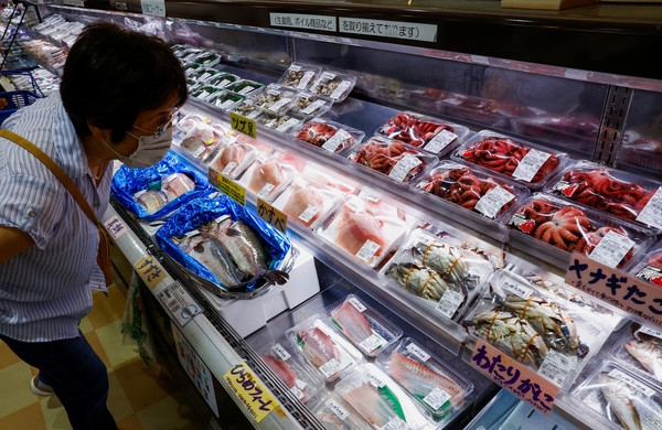 8월 31일 일본 후쿠시마현 소마시의 한 시장에서 시민이 수산물을 살펴보고 있다. [일본=로이터 연합뉴스]