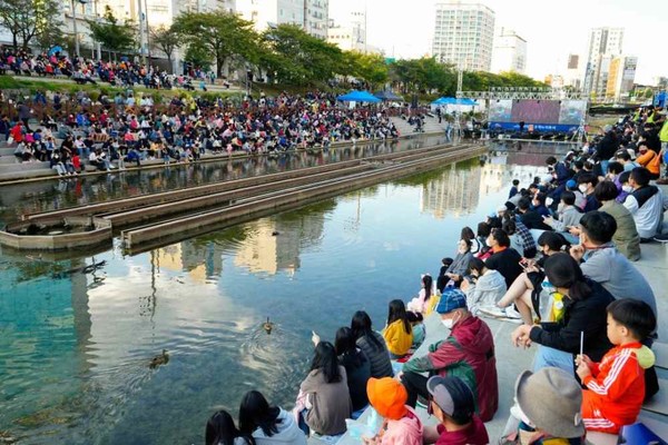 서울 은평구는 불광천 일대에서 ‘2023 파발제·은평누리축제’를 오는 6~7일, 12~14일 총 5일간 개최한다.사진은 지난해 불광천 공연 모습 [은평구 제공]