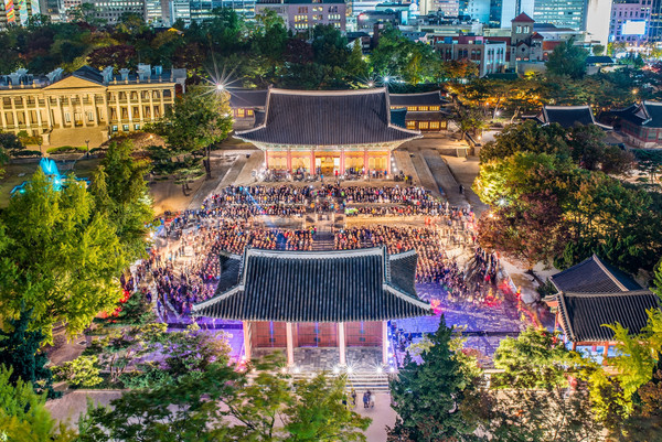 서울 중구는 오는 13~14일 이틀간 덕수궁과 정동 일대에서 ‘정동야행'을 개최한다.사진은 2016년 정동야행 개막식 [중구 제공]