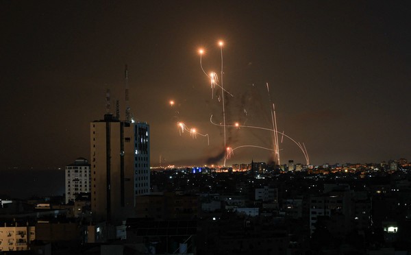 8일(현지시간) 아이언 돔 방어 미사일 시스템에서 발사된 이스라엘 미사일이 남부 이스라엘의 네티봇 시 상공에서 가자지구에서 발사된 로켓을 요격을 시도하고 있다. [AFP=연합뉴스]