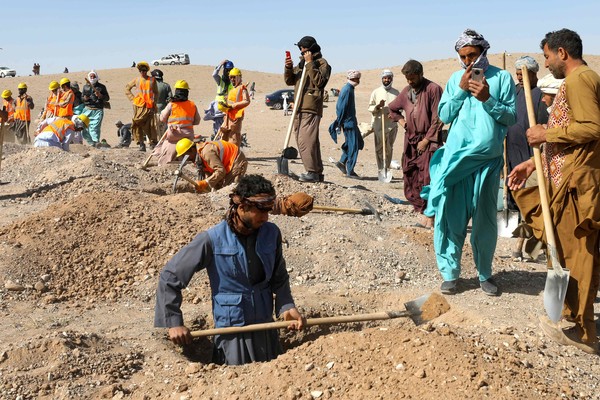 아프가니스탄 주민들이 8일(현지시간) 헤라트 주 젠데 얀 지역의 사르불란드 마을에서 지진으로 희생된 사람들의 시신을 위해 무덤을 파고 있다. [아프가니스탄 AFP=연합뉴스]