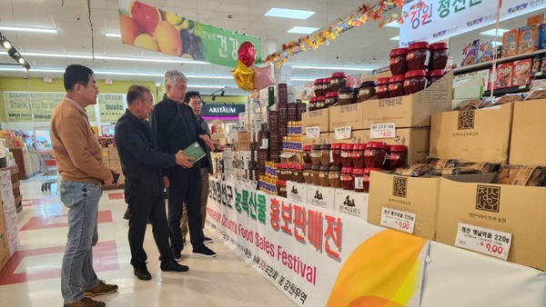 강원 정선군은 10일 미국 뉴욕 슈퍼마켓 한남체인에서 우수 농가품 특판전을 개최했다. 이번 특판전은 오는 17일까지 열린다. [정선군 제공]