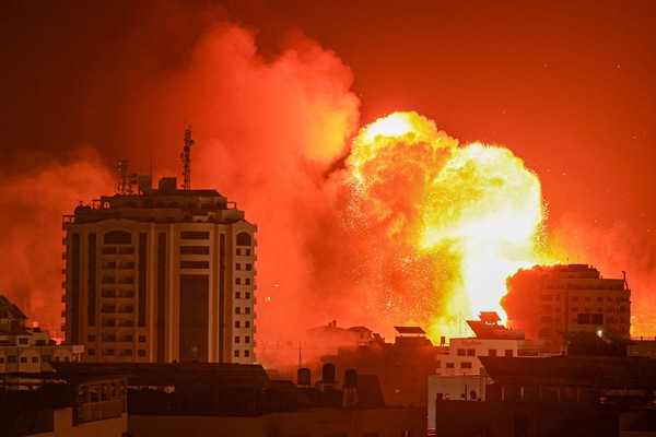 9일(현지시간) 이스라엘의 보복 폭격으로 가자지구 시가지가 거대한 화염에 휩싸이고 있다. [가자지구 AFP=연합뉴스]