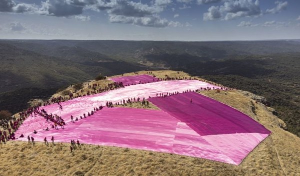 스페인 과달라하라에 있는 자치단체 트리요에 있는 쌍둥이 산 ‘테타스 데 비아나’ 정상에선 2022년 10월 8일(현지시간) 초대형 핑크 리본이 펼쳐졌다. [EPA=연합뉴스]