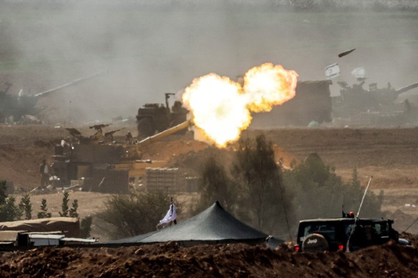 이스라엘군 M109 155mm 자주포가 12일(현지시간) 남부의 가자지구 국경 인근에서 포탄을 발사하고 있다. 이스라엘은 팔레스타인 무장 정파 하마스가 통치하는 가자지구에 연일 보복 공습을 퍼붓고 있다. [이스라엘-가자지구 국경 AFP=연합뉴스]