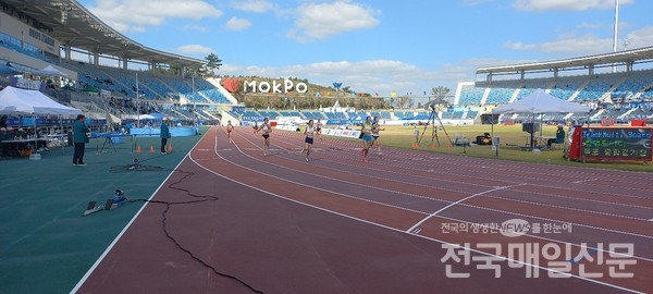 여자대학부 경기도 이채연(232번) 선수가 1위로 골인하고 있다.