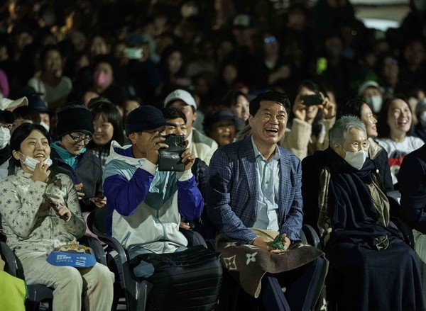 박준희 관악구청장(앞줄 오른쪽 두번째)이 주민들과 함께 2023 관악강감찬축제를 즐기고 있다.[관악구 제공]