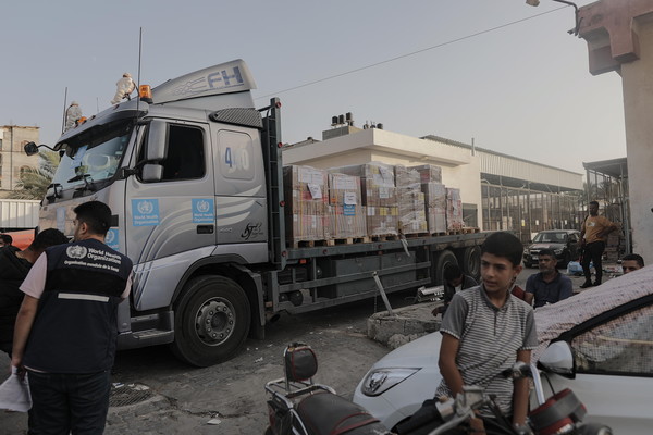 23일(현지시간) 이집트 라파 국경 검문소를 통해 가자지구에 3차 구호품이 반입된 후 가자지구 남부 칸 유니스에 있는 나세르 병원에 의료품이 전달되고 있다. [칸유니스 EPA=연합뉴스]