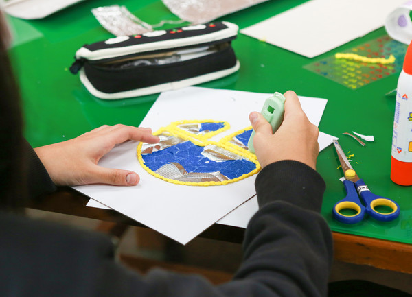 중학교 미술 시범 프로그램 ‘학교에서 두런(DOLearn) 예술로 두런(DORun)’ 프로그램에 참여한 학생의 모습. [성남문화재단 제공] 