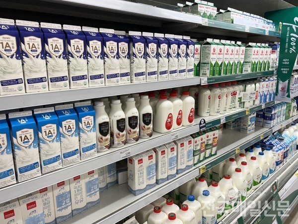 취약계층 학생 등에게 우유를 살 수 있는 카드를 지원하는 '무상 우유바우처(현금카드) 시범사업' 시행 지역을 내년에 30개 시·군·구로 확대된다. 사진은 한 마트의 우유매대. [전매DB]