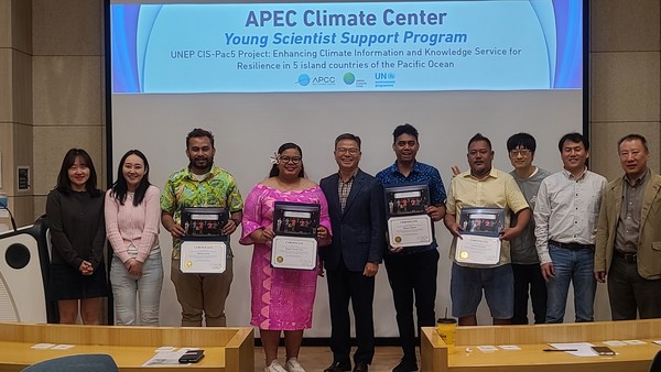 31일 '2023년도 태평양 도서국 젊은 과학자 지원 사업'에 참여한 4개 태평양 도서국 기상청 직원들이 교육 수료증을 받은 후 APCC 신도식 원장(사진 왼쪽에서 다섯번째) 및 연구진과 기념 촬영을 하고 있다.[APEC기후센터 제공]
