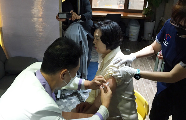 신계용 경기 과천시장은 코로나19 백신과 인플루엔자 백신 접종을 독려하기 위해 관내 의료기관에서 전날 예방접종했다. [과천시 제공]