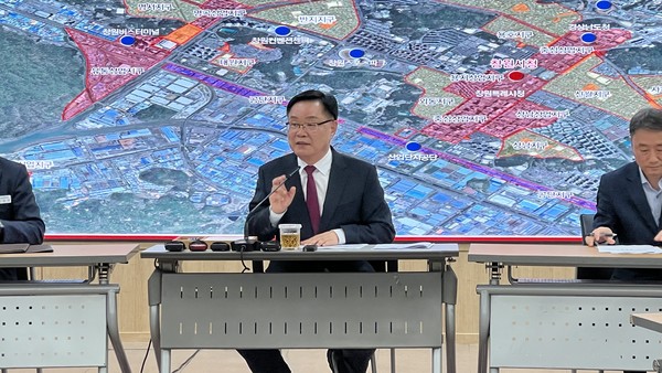 홍남표 창원시장이 2일 오후 시 배후도시 지구단위 계획 재정비안을 발표하고 있다.[이채열 기자]