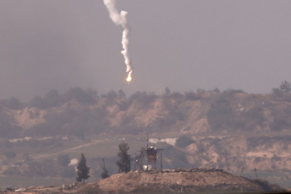 2일(현지시간) 이스라엘 접경지에서 바라본 팔레스타인 가자지구 모습. 이스라엘군이 가자 지구 북부 상공에서 조명탄을 떨어뜨리고 있다. ]가자지구 접경 AFP=연합뉴스]