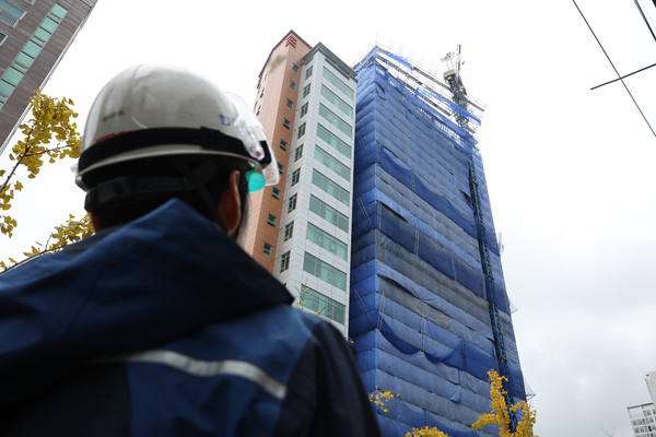 6일 오전 서울 마포구 한 공사장 철골 구조물이 기울어져 있다. 경찰과 소방당국은 2차 사고 우려로 인근 도로를 통제하고 있다. [연합뉴스]