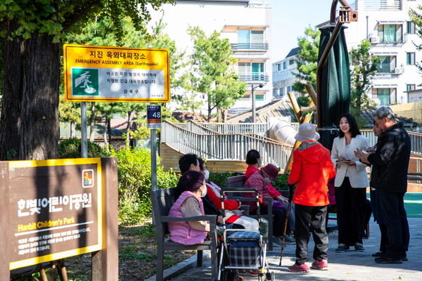 정초립 의원(오른쪽 세번째)이 미아동 한빛어린이공원을 방문해 주민들의 불편사항을 청취하고 있다. [강북구의회 제공]