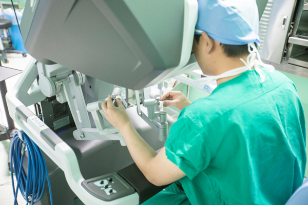 건양대병원이 최근 중부권에서 처음으로 단일공 로봇수술기인 ‘다빈치SP’를 이용한 직장암 절제술에 성공했다. [건양대병원 제공] 