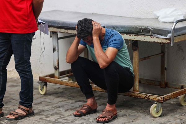 12일(현지시간) 가자지구 남부 라파의 병원에서 한 주민이 이스라엘군의 밤샘 공습으로 사망한 친지들을 떠올리며 슬퍼하고 있다.[라파 AFP=연합뉴스]