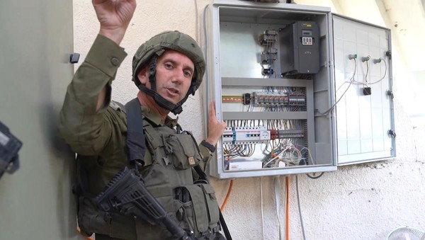 13일(현지시간) 이스라엘군 대변인 다니엘 하가리 소장이 란티시 병원 지하 하마스 터널을 찾아 소총, 수류탄, 자살테러용 폭탄 조끼 등 무기를 확인했다. [IDF 제공]