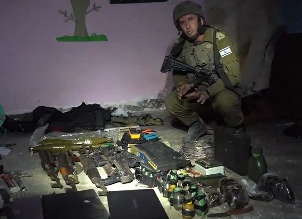 13일(현지시간) 이스라엘군 대변인 다니엘 하가리 소장이 가자시티 란티시 원 지하 하마스 터널을 찾아 소총, 수류탄, 자살테러용 폭탄 조끼 등 무기를 확인했다. [IDF 제공]