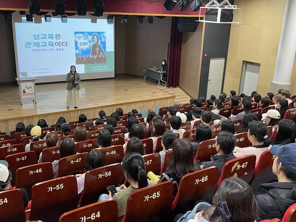 강북구는 지난달 24일 자녀 성교육을 주제로 특강을 열어 양육자들의 호응을 얻었다.[강북구 제공]