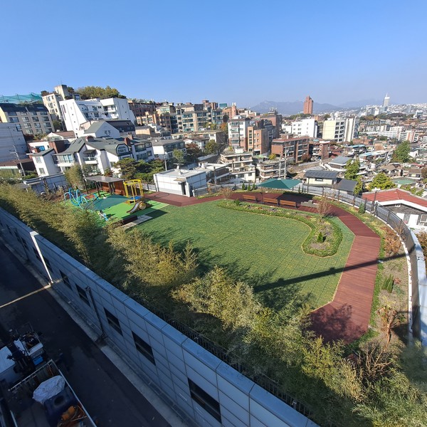 서울 중구는 버틱공영주차장 옥상을 정원으로 재조성했다.[중구 제공]