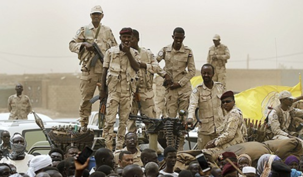 아프리카 수단에서 7개월째 정부군과 내전 중인 준군사조직 신속지원군(RSF) 병사들이 지난 9월 6일(현지시간) 수도 카르툼에서 열린 지지 집회에서 위세를 과시하는 모습. [AP=연합뉴스 자료사진]