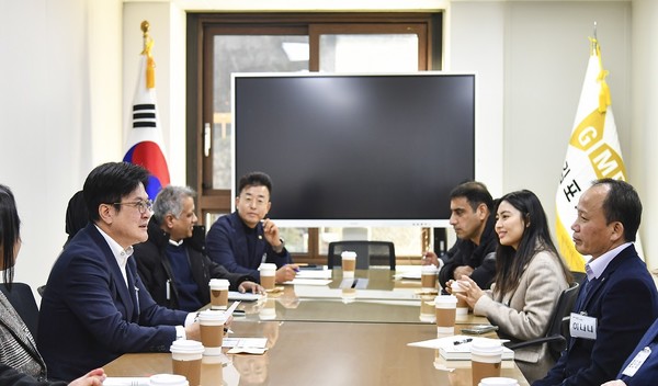 김병수 시장은 21일 관내 거주 외국인주민들과의 차담회를 갖고, 이민청 유치와 서울시 편입, 이주민들의 지역사회 정착에 대해 논의했다. [김포시 제공]