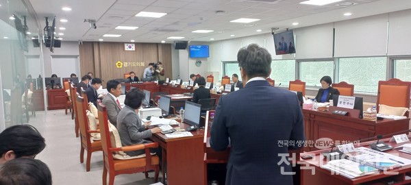 의윈들의 질의에 앞서 업무 보고를 하는 김진욱 대변인