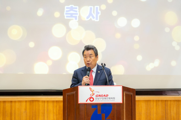 강남스포츠문화센터에서 열린 ‘2023 강남구 장애인 체육인의 밤’에서 김형대 의장이 축사를 하고 있다. [강남구의회 제공]