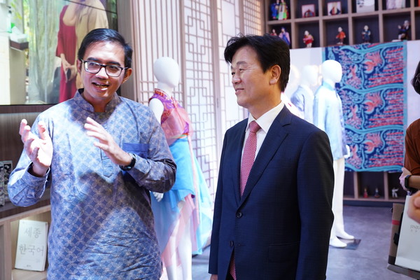 시와 인도네시아는 28일부터 29일 인도네시아 바틱과 진주 실크의 두 번째 이야기 패션전시회를 개최했다. [진주시 제공]