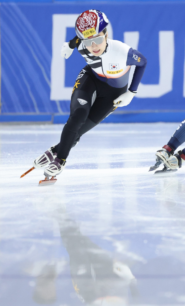 17일 오후 서울 양천구 목동아이스링크에서 열린 국제빙상경기연맹(ISU) 쇼트트랙 월드컵 4차 대회 여자 1,500m 2차 레이스 결승에서 김길리(4)가 역주하고 있다. [연합뉴스]