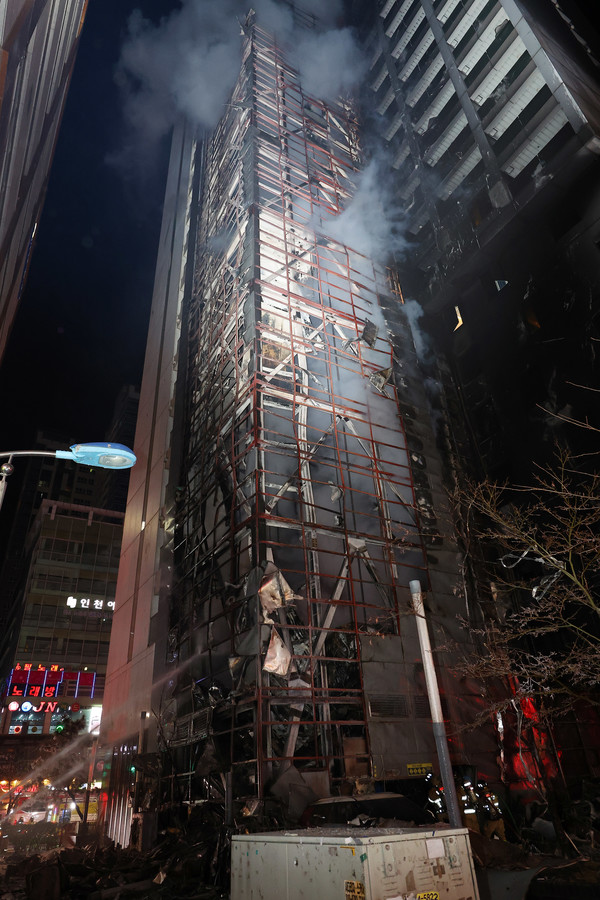 17일 인천시 남동구 논현동 한 호텔에서 화재가 발생해 소방대원들이 진화 작업을 벌이고 있다. [연합뉴스]