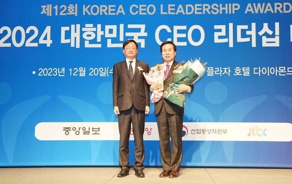 목포시는 박홍률 시장이 지난 20일 제12회 ‘2024 대한민국 CEO 리더십 대상’ 에서 혁신경영 부문 대상을 수상했다. [목포시 제공]