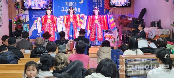 로라 선교단의 궁중 무용 공연.