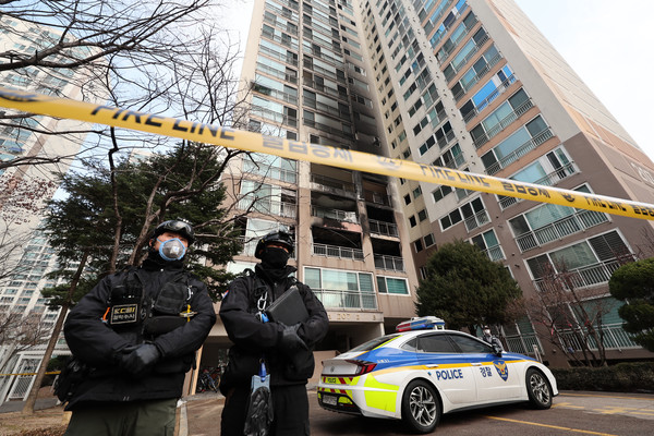 성탄절 새벽에 화재가 발생해 2명이 숨진 서울 도봉구의 한 고층 아파트에서 26일 경찰과 소방 당국이 합동 현장감식을 하고 있다. [연합뉴스]